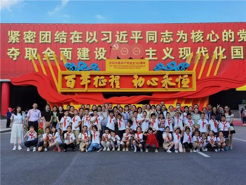 张茂渊:守着一块霞帔等了52年,终于在闺蜜走后,嫁给了如意郎君